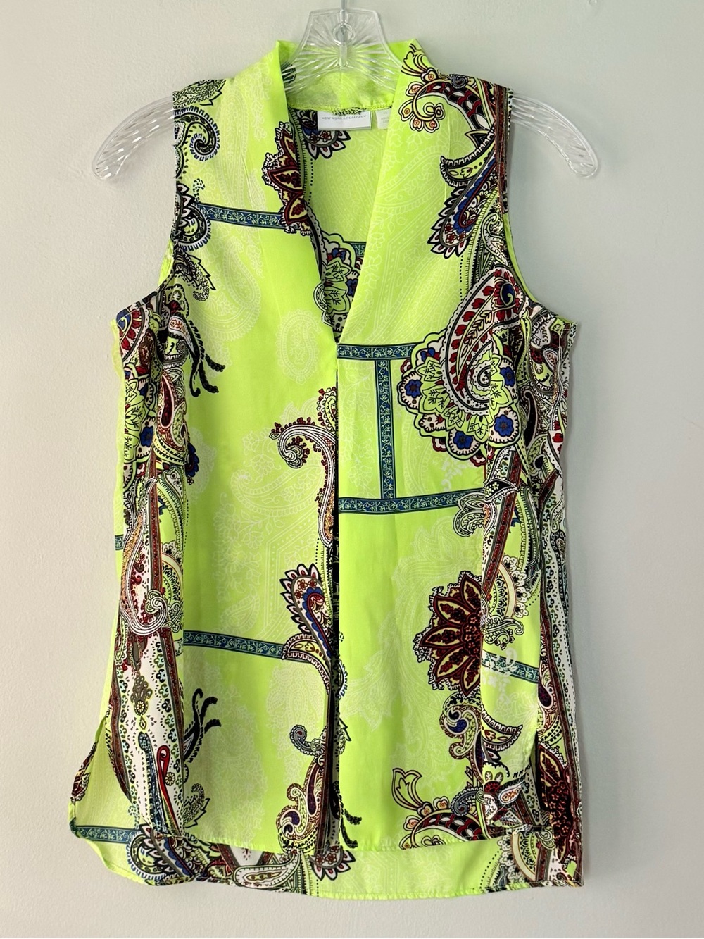 New York & Company Sleeveless Blouse Neon Green Paisley Print V-Neck Top Size XS